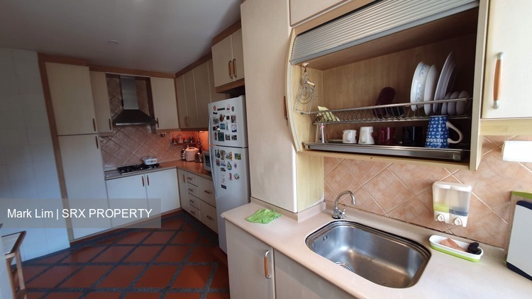 Blk 327 Jurong East Street 31 (Jurong East), HDB Executive #204267401